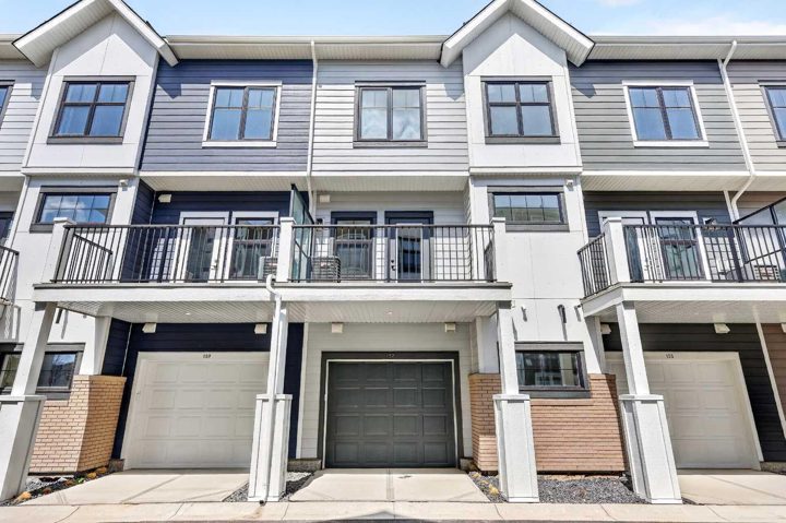 157 Mahogany Gardens SE photo 2