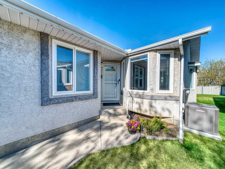 301 Arbour Cliff Close NW photo 2