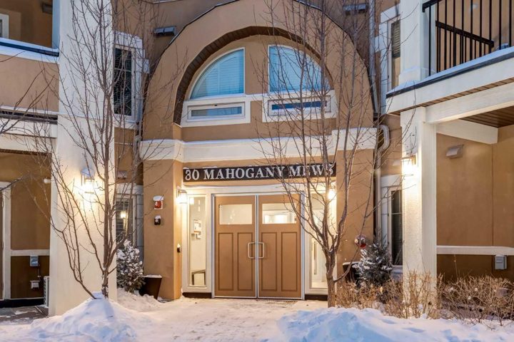 316, 30 MAHOGANY Mews SE photo 2