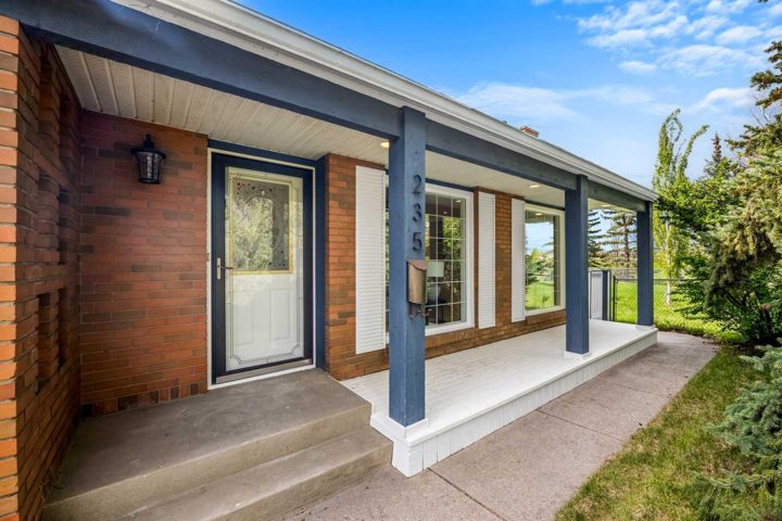 235 Lake Rosen Crescent SE photo 3