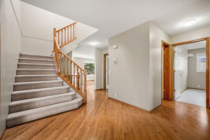 131 Lake Simcoe Court SE photo 3