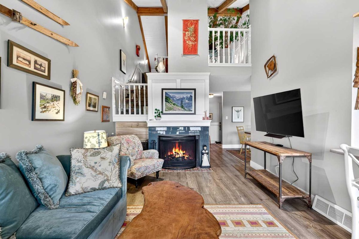 832, 860 Midridge Drive SE