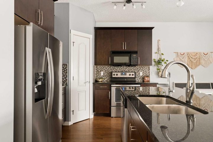 74 Autumn Crescent SE photo 3