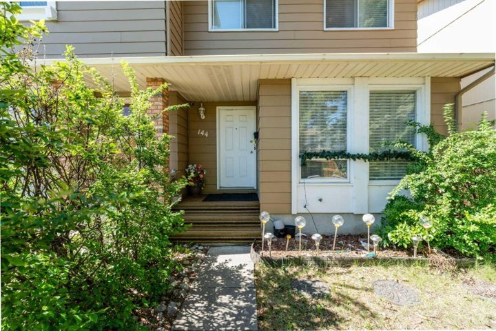 144 Midbend Place SE photo 3