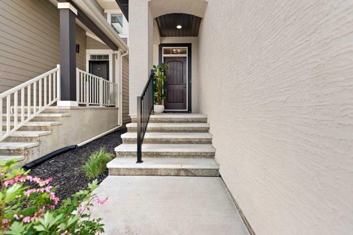 124 Masters Crescent SE photo 2