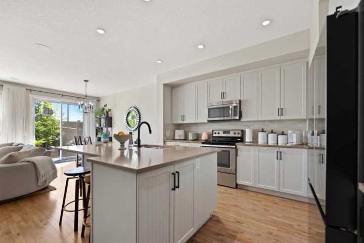124 Masters Crescent SE photo 4