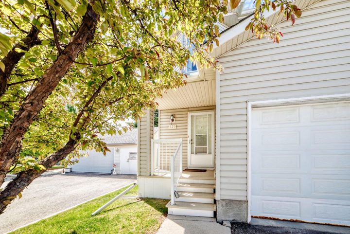 325 Mt Douglas Manor SE photo 2